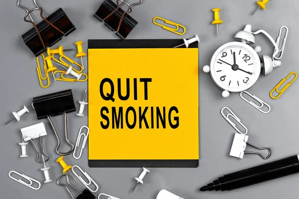 Dejar Fumar Concepto Texto Nota Adhesiva Primer Plano Una Agenda — Foto de Stock