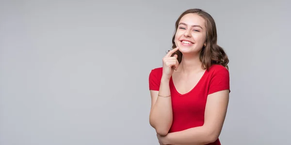 Mooie Jonge Vrouw Kijkt Vol Vertrouwen Naar Camera Met Glimlach — Stockfoto