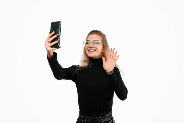 Comunicación Por Vídeo Vía Smartphone Una Joven Está Usando Teléfono —  Fotos de Stock
