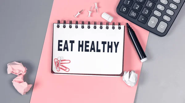 Die Worte Eat Healthy Stehen Auf Einem Weißen Notizbuch Nahaufnahme — Stockfoto