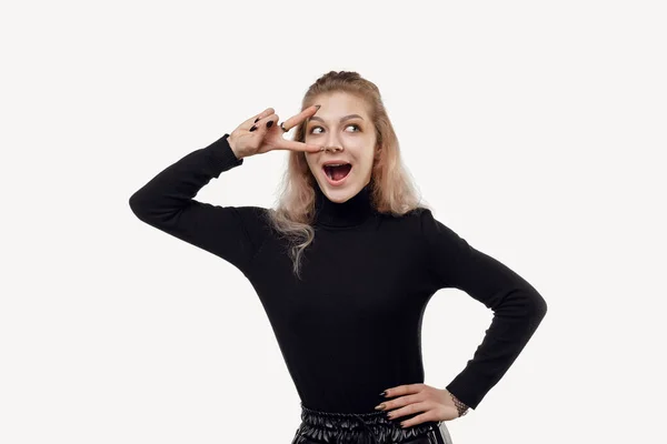 Atrakcyjna Młoda Kobieta Pokazująca Znak Pobliżu Oka Wpatrująca Się Szczęśliwa — Zdjęcie stockowe