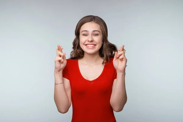 Gelukkige Jonge Brunette Vrouw Maken Hoopvol Alstublieft Gebaar Vrouw Duimen — Stockfoto