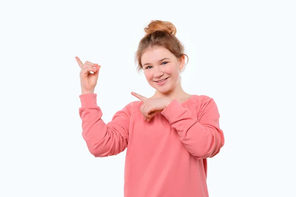 Смотри Сюда Милая Молодая Девушка Розовой Повседневной Толстовке Указывающая Пальцем — стоковое фото