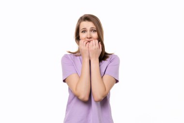 Bir şey diyemem. Şok olmuş genç bir kadın, beyaz arka planda izole edilmiş elleriyle ağzını kapatıyor.