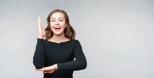 Intelligente Enthousiaste Jonge Brunette Vrouw Steekt Haar Hand Aandacht Trekken — Stockfoto