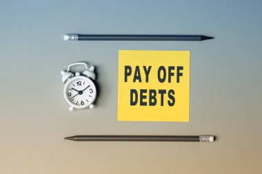 Borçlarını öde - yapışkan kağıt üzerinde metin. Kişisel gündemimin kapanışı. Üst Manzara. Kavramsal fotoğraf