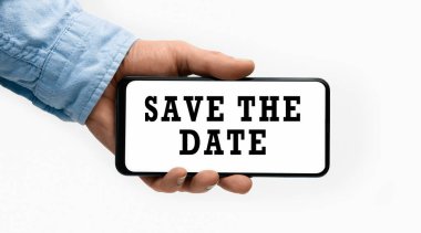 Bir erkeğin Smartphone 'u yatay metinle tutarken görüntüyü kaydet. Kavramsal fotoğraf