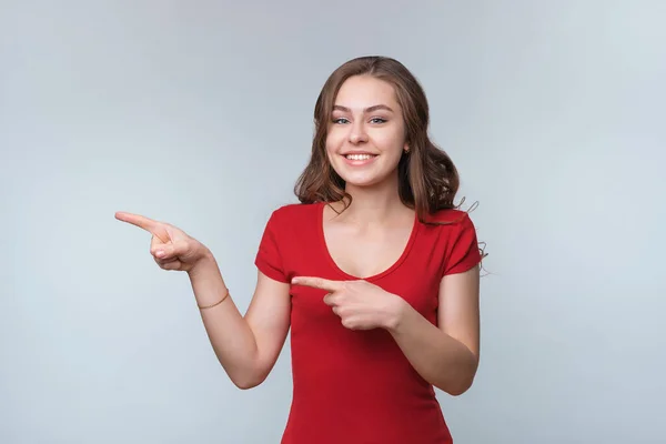 Retrato Joven Morena Alegre Apuntando Izquierda Sonriendo Invitando Gente Mirar —  Fotos de Stock