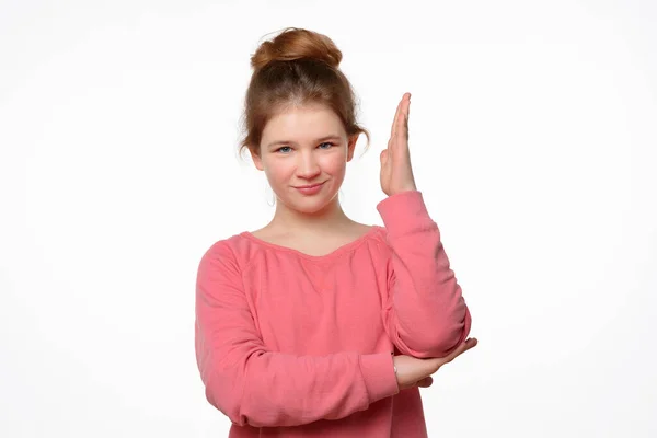 知的熱狂的なティーンの女の子は注目を集め 質問に答えるために彼女の手を上げます ボディランゲージとサインとジェスチャー スタジオショット 白の背景 — ストック写真