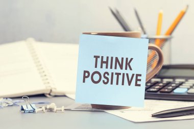 Olumlu düşün - yapışkan nottaki yazı kavramı. Kişisel gündemin kapanışı