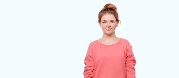 Retrato Menina Feliz Camisola Casual Rosa Fundo Branco — Fotografia de Stock