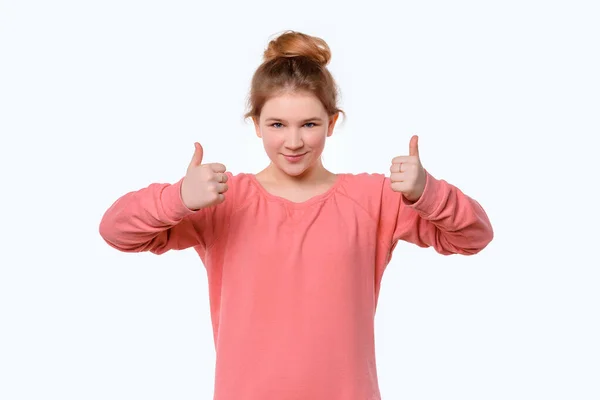 Портрет Милой Молодой Девушки Розовой Повседневной Толстовке Показывающей Большие Пальцы — стоковое фото