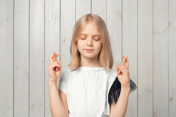 Menina Adolescente Loira Fecha Olhos Cruza Dedos Para Boa Sorte — Fotografia de Stock