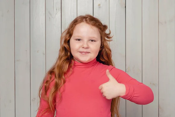 Веселая Рыжая Девочка Подросток Показывает Большой Палец Вверх Сказать Улыбаясь — стоковое фото