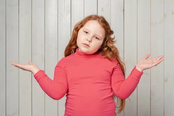 Dont Know Indecisive Redhead Preteen Girl Shrugging Shoulders Looking Innocent — Stock Photo, Image