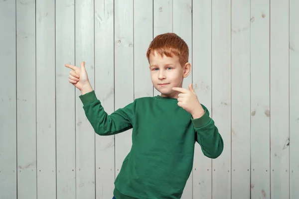 Porträtt Attraktiv Ingefära Liten Pojke Pekar Finger Vänster Intressant Erbjudande — Stockfoto