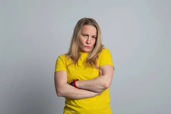 Niezadowolona Dojrzała Kobieta Żółtej Koszulce Marszcząca Brwi Patrząca Kamerę Studio — Zdjęcie stockowe