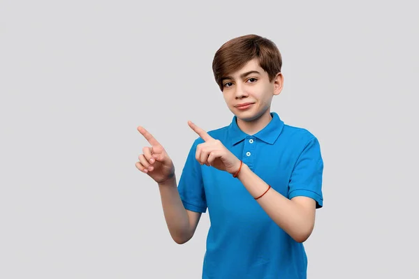 Niño Guapo Años Mirando Cámara Mostrando Lado Espacio Copia Preste — Foto de Stock