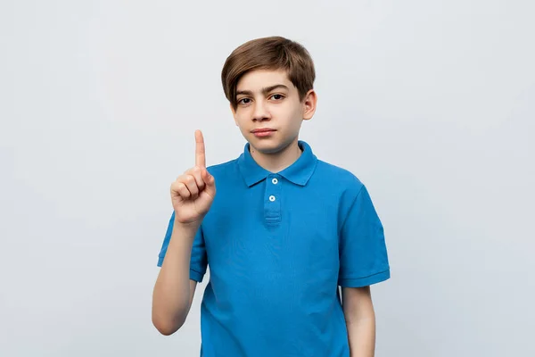 Porträtt Ung Stilig Pojke Bär Tillfälliga Kläder Pekar Finger Upp — Stockfoto