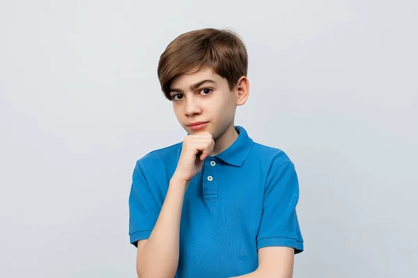 Skapa Nya Idéer För Dig Porträtt Eftertänksam Pojke Som Håller — Stockfoto