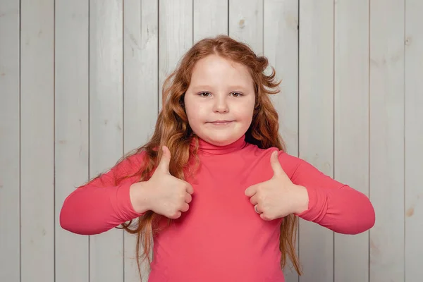 Веселая Рыжая Девочка Подросток Показывает Большие Пальцы Вверх Сказать Улыбаясь — стоковое фото