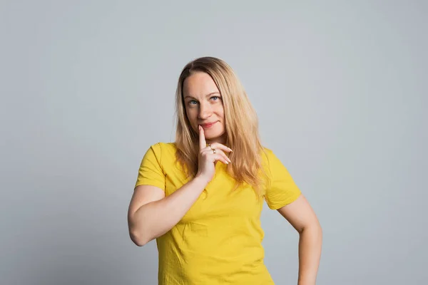 Zdjęcie Poważnej Kobiety Patrzącej Kamerę Myślącej Ubranej Żółtą Koszulkę Studio — Zdjęcie stockowe