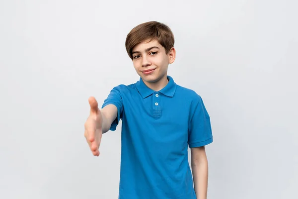 Menino Sério Anos Idade Vestindo Camisa Casual Azul Estende Mão — Fotografia de Stock
