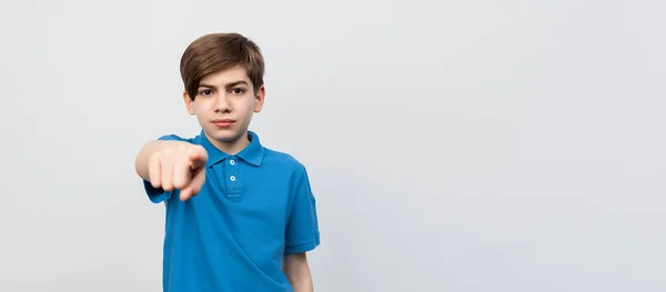 Σοβαρό Αγόρι Ετών Που Φοράει Casual Μπλε Shirt Δείχνοντας Δάχτυλο — Φωτογραφία Αρχείου