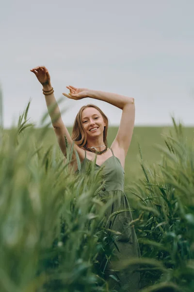 Mladá Žena Pšeničném Poli Raduje Směje Užívá Života Léta Pšeničné — Stock fotografie
