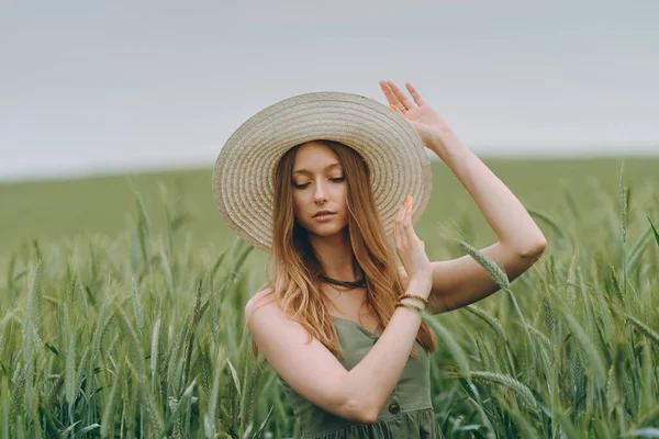 Mladá Žena Klobouku Kráčející Pšeničném Poli Užívá Života Léta Pšeničné — Stock fotografie