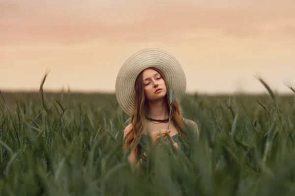 Junge Frau Einem Weizenfeld Vor Sonnenuntergang Weizenfeld Schöne Natur Sonnenuntergang — Stockfoto