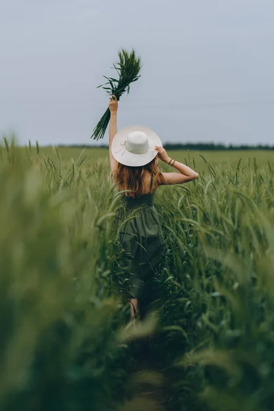 Mladá Žena Klobouku Kráčející Pšeničném Poli Užívá Života Léta Pšeničné — Stock fotografie