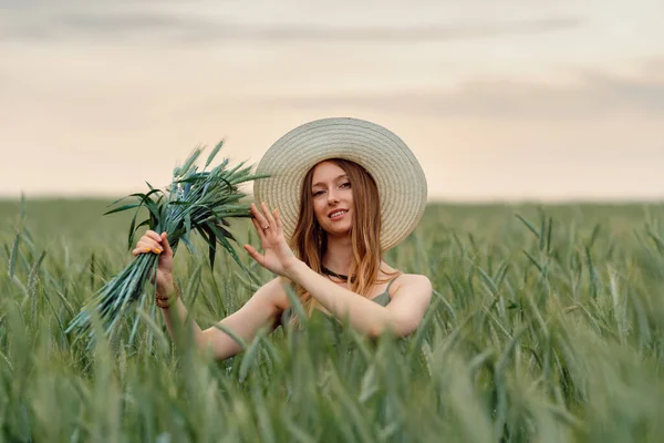 Mladá Žena Pšeničném Poli Pozadí Západu Slunce Pšeničné Pole Krásná — Stock fotografie