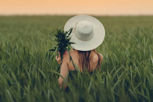 Mladá Žena Dívá Západ Slunce Pšeničné Pole Krásná Krajina Západu — Stock fotografie