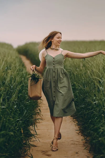 Junge Frau Die Einem Weizenfeld Spaziert Genießt Das Leben Und — Stockfoto