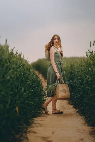 Mladá Žena Chodí Pšeničném Poli Užívá Života Léta Pšeničné Pole — Stock fotografie