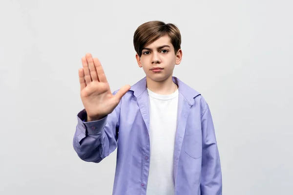 Όχι Σοβαρό Αγόρι Δείχνει Σταματήσει Απαγορεύει Χειρονομία Κρατήστε Αποστάσεις Σας — Φωτογραφία Αρχείου
