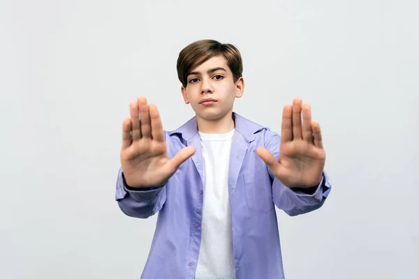 Σοβαρό Αγόρι Δείχνει Σταματήσει Απαγορεύει Χειρονομία Κρατήστε Αποστάσεις Σας Μείνετε — Φωτογραφία Αρχείου
