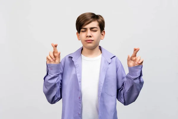 Αισιόδοξος Και Αισιόδοξος Έφηβος Αγόρι Σταυρώνει Δάχτυλα Περιμένοντας Αποτελέσματα Περιμένοντας — Φωτογραφία Αρχείου