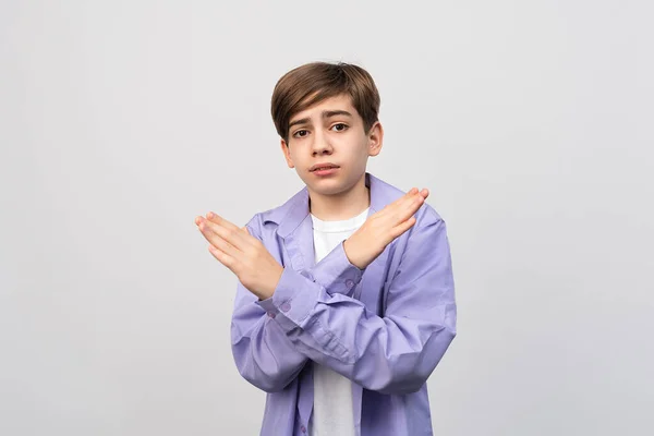 Σταμάτα Τίποτα Σοβαρό Αγόρι Δείχνει Σταματήσει Απαγορεύει Χειρονομία Σταυρωμένα Χέρια — Φωτογραφία Αρχείου