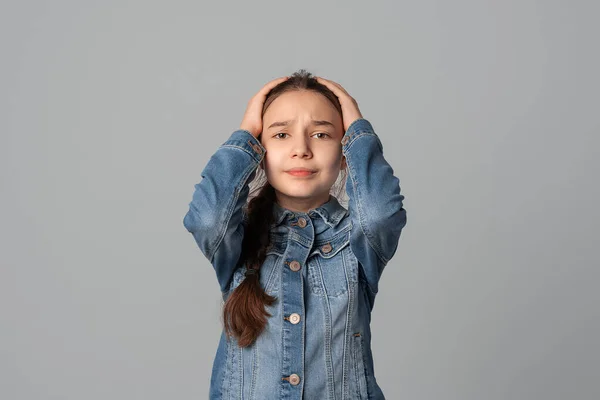 Niña Que Sufre Dolor Cabeza Aislada Sobre Fondo Gris Con — Foto de Stock