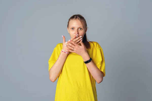 Geschokt Verward Tienermeisje Dat Mond Voor Hand Bedekt Geïsoleerd Lichtgrijze — Stockfoto