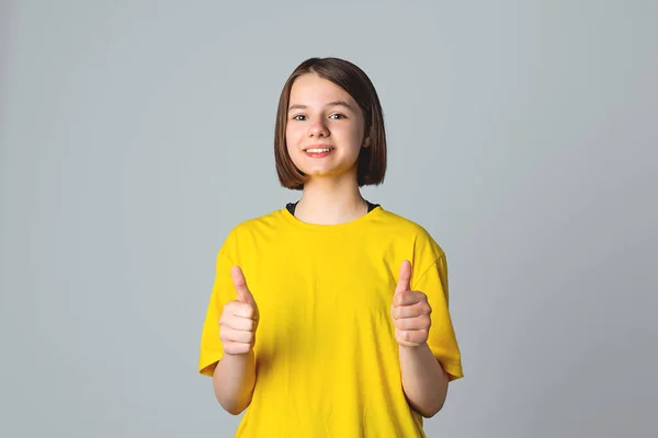 Menina Adolescente Sorridente Mostrar Polegares Para Cima Louvar Algo Impressionante — Fotografia de Stock