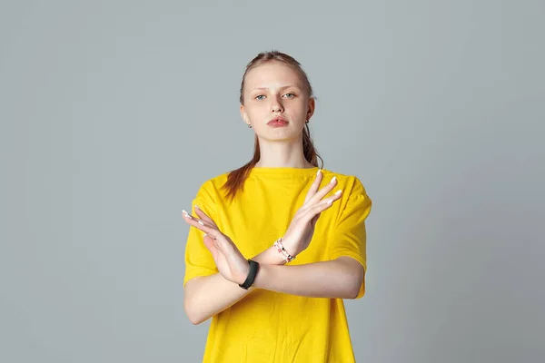 Serieus Tienermeisje Dat Teken Maakt Met Haar Armen Stoppen Met — Stockfoto