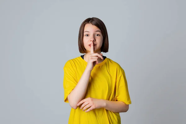 Retrato Una Hermosa Adolescente Mostrando Gesto Silencio Shh Signo Mantener —  Fotos de Stock