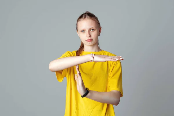 Serieus Tienermeisje Die Een Time Out Gebaar Maakt Geïsoleerd Lichtgrijze — Stockfoto