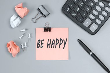 Mutlu ol - yapışkan nottaki yazı konsepti. Kişisel gündemimin kapanışı. Üst Manzara. Ofis kavramı. Kavramsal fotoğraf