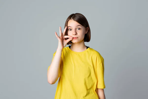 Retrato Una Hermosa Adolescente Mostrando Gesto Cremallera Como Cerrara Boca —  Fotos de Stock