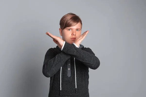 Egy Komoly Tinédzser Fiú Arcképe Aki Karokkal Írja Alá Hogy — Stock Fotó