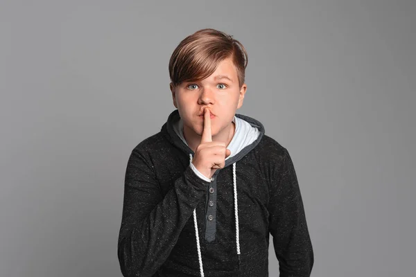 Niño Serio Pie Sobre Fondo Gris Estudio Mirando Cámara Mantiene —  Fotos de Stock